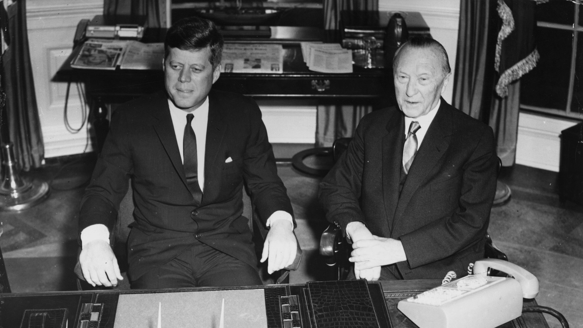 Konrad Adenauer im Gespräch mit John F. Kennedy.