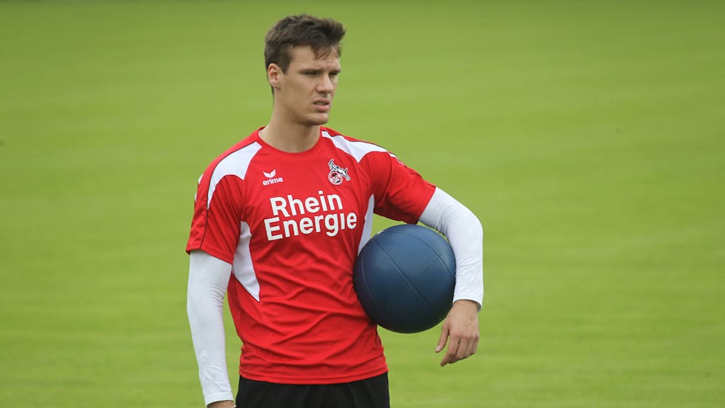 Christopher Schorch mit Medizinball unter dem Arm beim Training des 1. FC Köln.