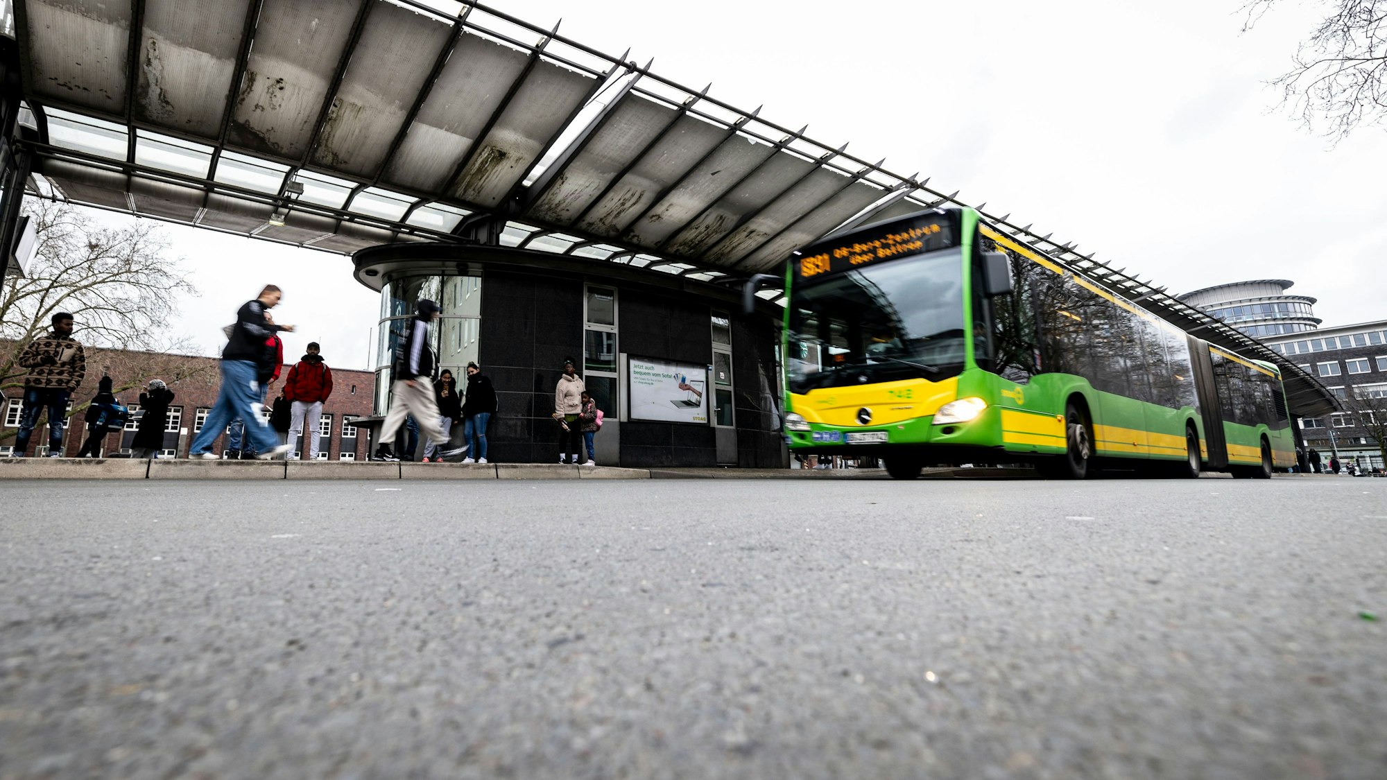 Oberhausen: Ein Bus steht an Bahnsteig 4 am Busbahnhof in Oberhausen. Dort fand die tödliche Messerattacke statt.