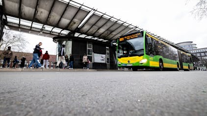 An diesem Bahnsteig 4 am Busbahnhof in Oberhausen spielte sich ein Drama ab: Zwei Ukrainer starben infolge eines Messerangriffs.
