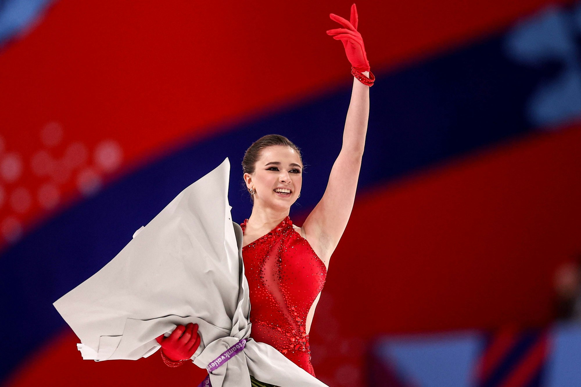 Kamila Walijewa mit einem Blumenstrauß nach ihrem Kurzprogramm bei den russischen Eiskunstlauf-Meisterschaften 2024.