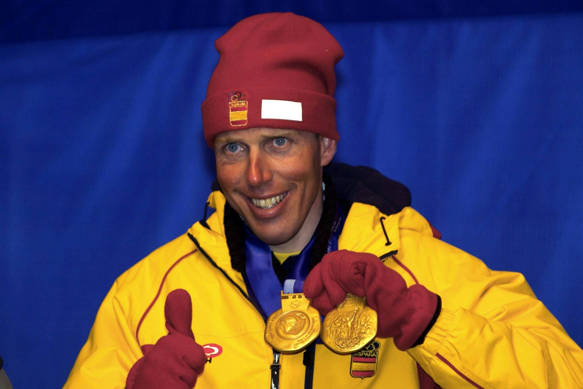 Doppelolympiasieger Johann Mühlegg (Spanien) präsentiert stolz seine beiden Goldmedaillen über 30km Freistil und 10km Verfolgung.