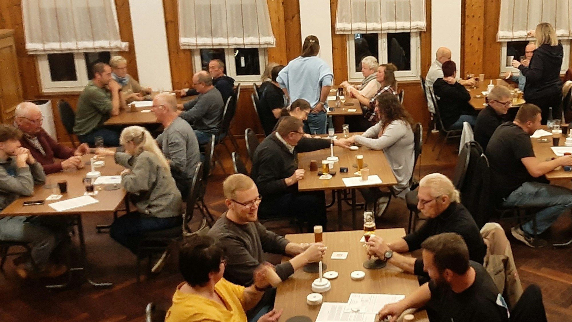 Im Saal Gier in Kall findet an zahlreichen vollbesetzten Tischen ein Schocker-Turnier statt.