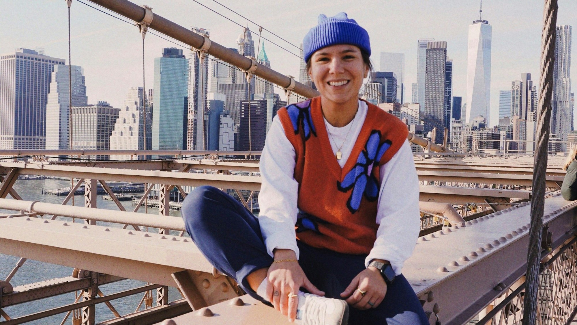 Miri Bouaouina auf der Brooklyn Bridge. Im Winter, sagt sie, sei es dort vergleichsweise leer.