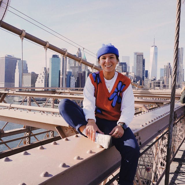 Miri Bouaouina auf der Brooklyn Bridge. Im Winter, sagt sie, sei es dort vergleichsweise leer.