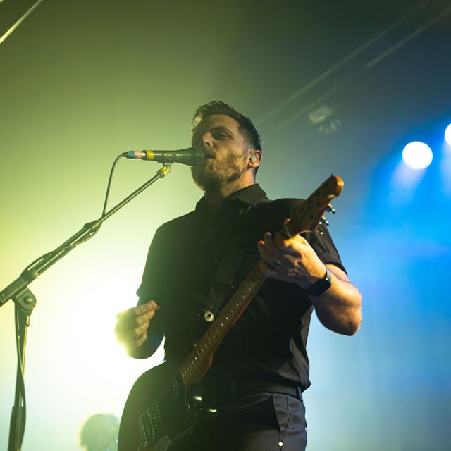 Dustin Kensrue hat mit seiner Band Thrice ein ausverkauftes Konzert in der Live Music Hall anlässlich des 20-jährigen Jubiläums ihres Albums „The Artist in the Ambulance“ gespielt.