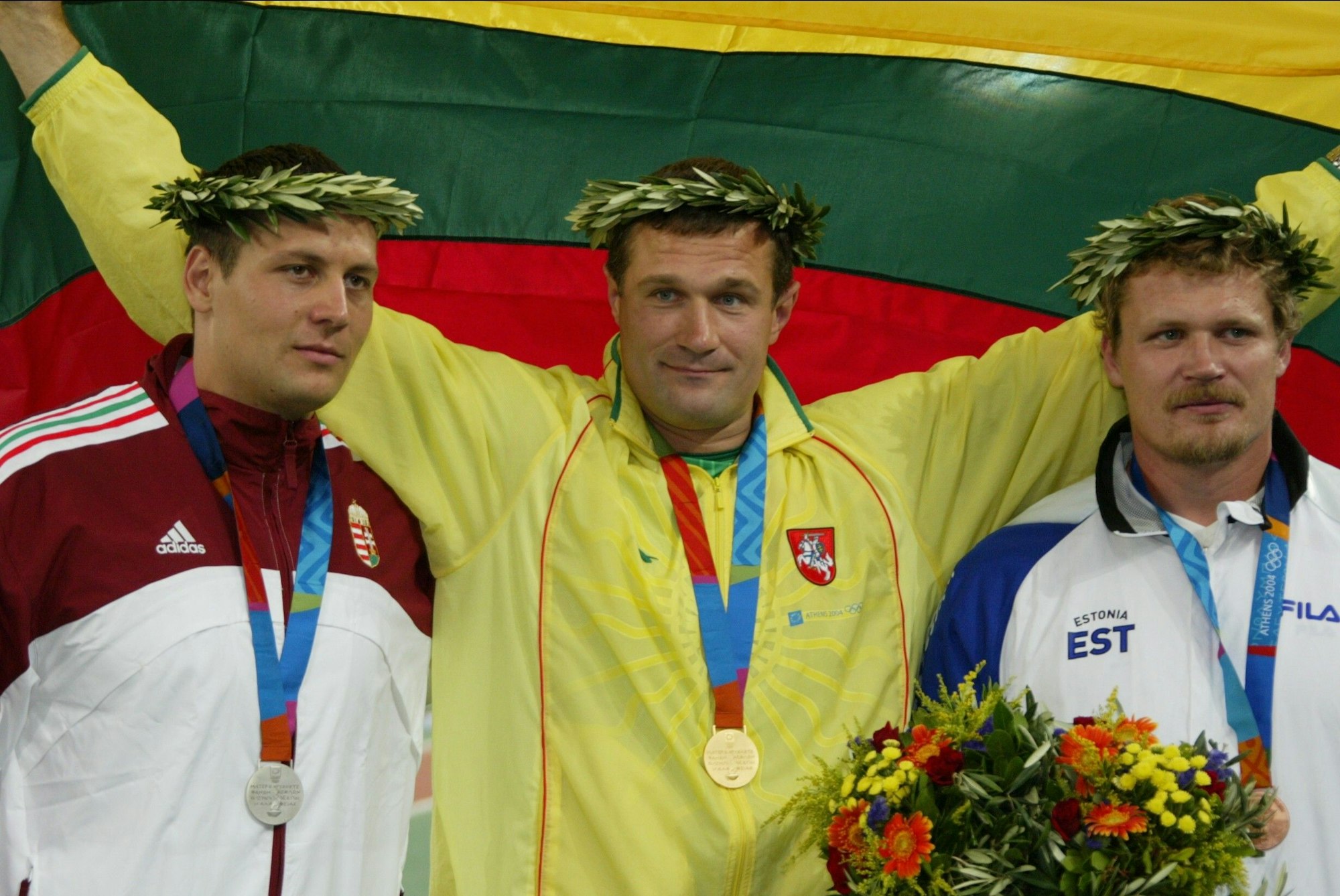 Die Diskuswerfer Virgillijus Alekna, Robert Fazekas & Aleksander Tammert bei der Diskus-Siegerehrung bei Olympia 2004.