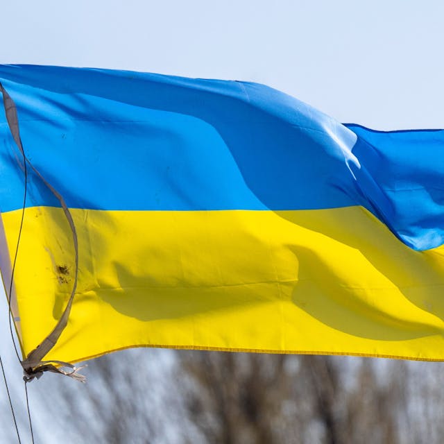 Die Flagge der Ukraine weht im Wind auf einem Schiffsmast.&nbsp;