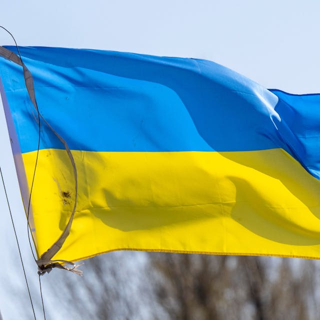 Die Flagge der Ukraine weht im Wind auf einem Schiffsmast.&nbsp;