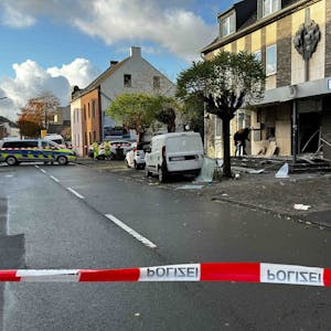 Schwer beschädigtes Gebäude nach der Explosion in einer Filiale der Volksbank in der Sankt-Tönnis-Straße in Köln-Worringen im November 2023.