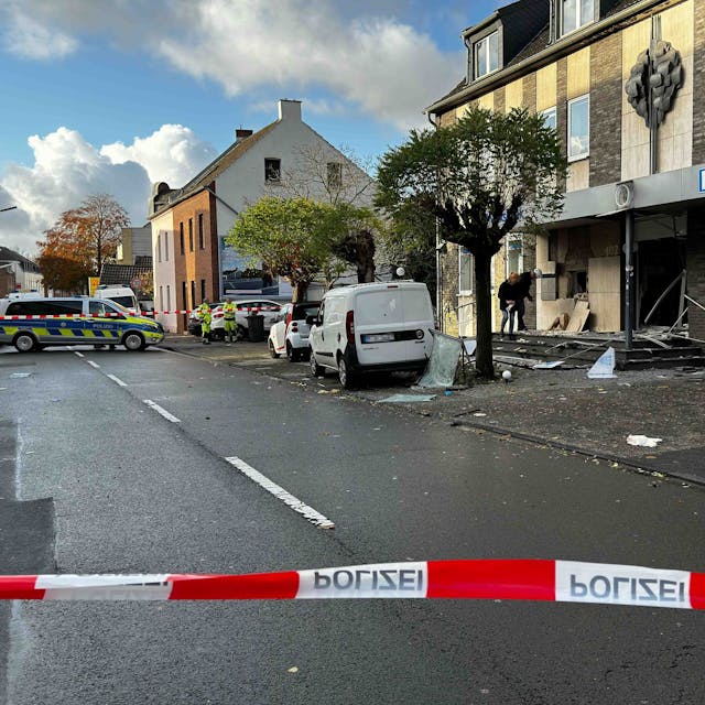 Schwer beschädigtes Gebäude nach der Explosion in einer Filiale der Volksbank in der Sankt-Tönnis-Straße in Köln-Worringen im November 2023.