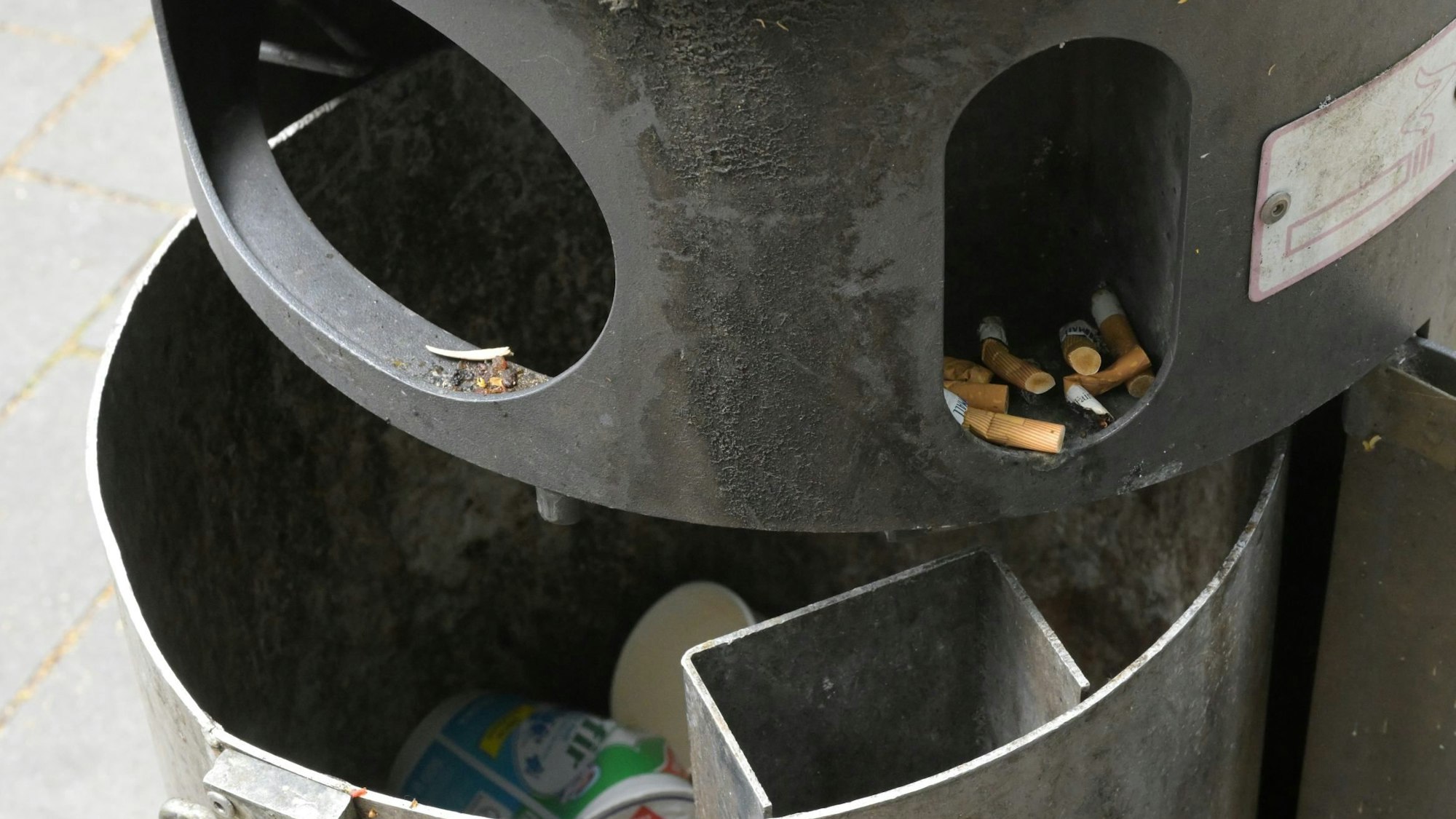Manche Mülleimer habe ein Fach für Zigarettenkippen