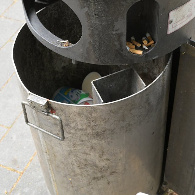 Manche Mülleimer habe ein Fach für Zigarettenkippen