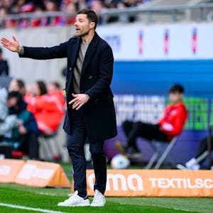 Leverkusens Trainer Xabi Alonso gestikuliert. Alonso gehört bei der Suche nach einem Nachfolger für den Bayern-Coach Tuchel zu den Kandidaten.