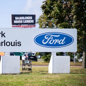 Ford-Firmenschild auf dem Außengelände des Werks in Saarlouis. Das Aus für das Werk kommt Ende 2025.&nbsp;&nbsp;