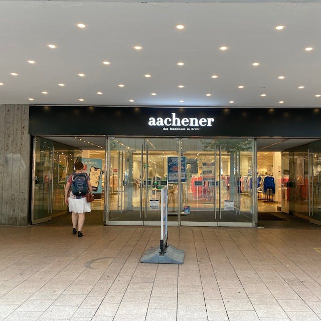 Zu sehen ist der Eingang der Aachener-Filiale.