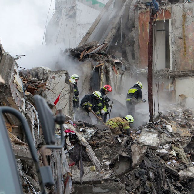 Dnipro, Januar 2023: Rettungskräfte suchen in einem Wohnhaus, das von einer Rakete getroffen wurde, nach Überlebenden.