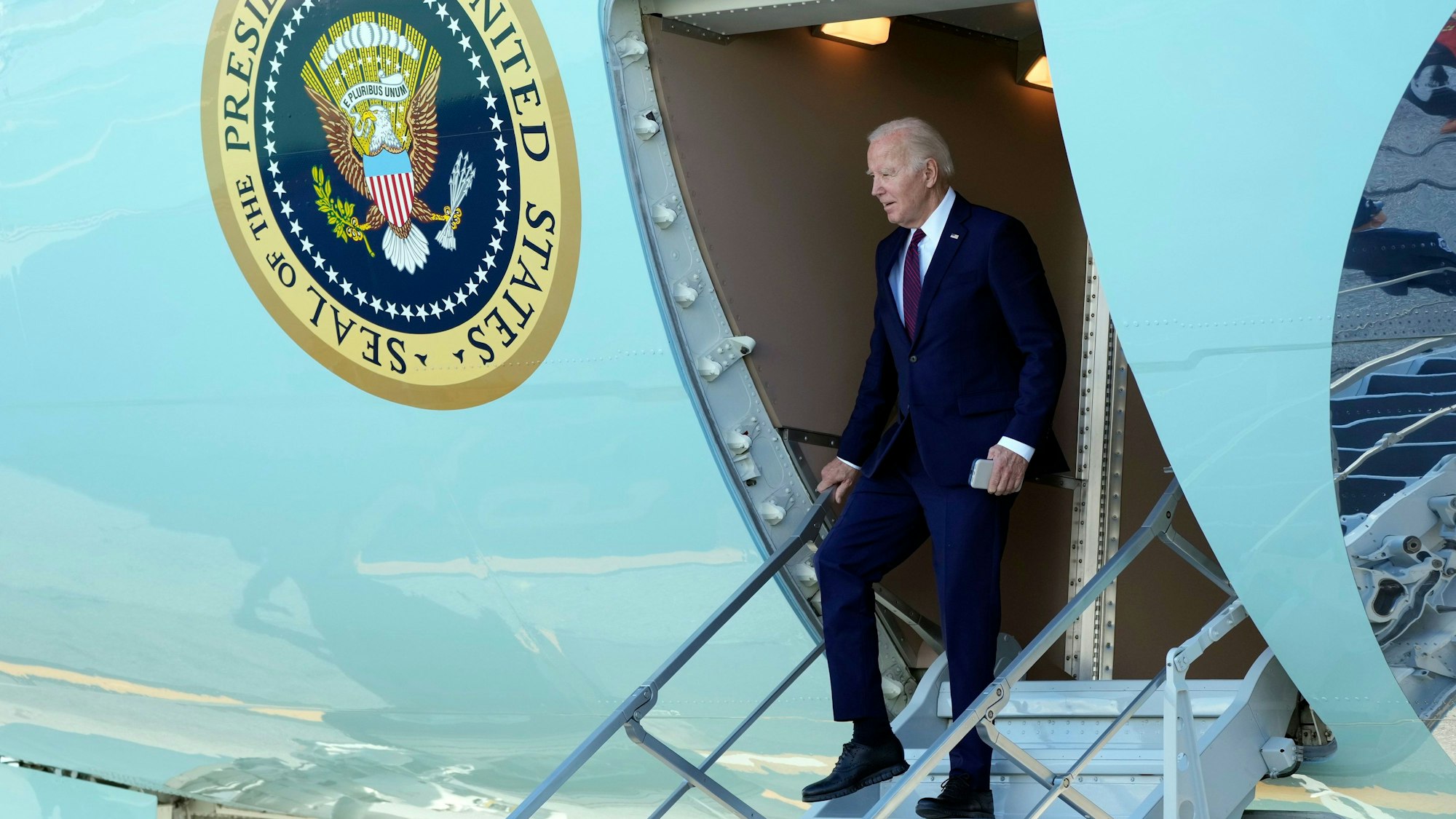 Joe Biden, Präsident der USA, kommt auf dem internationalen Flughafen von San Francisco an.