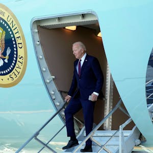 Joe Biden, Präsident der USA, kommt auf dem internationalen Flughafen von San Francisco an.