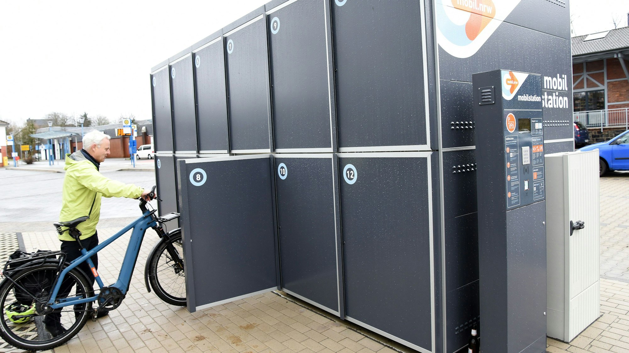 Das Foto zeigt die Mobilstation am Bahnhof in Marienheide, dort kann man sein Fahrrad einstellen.