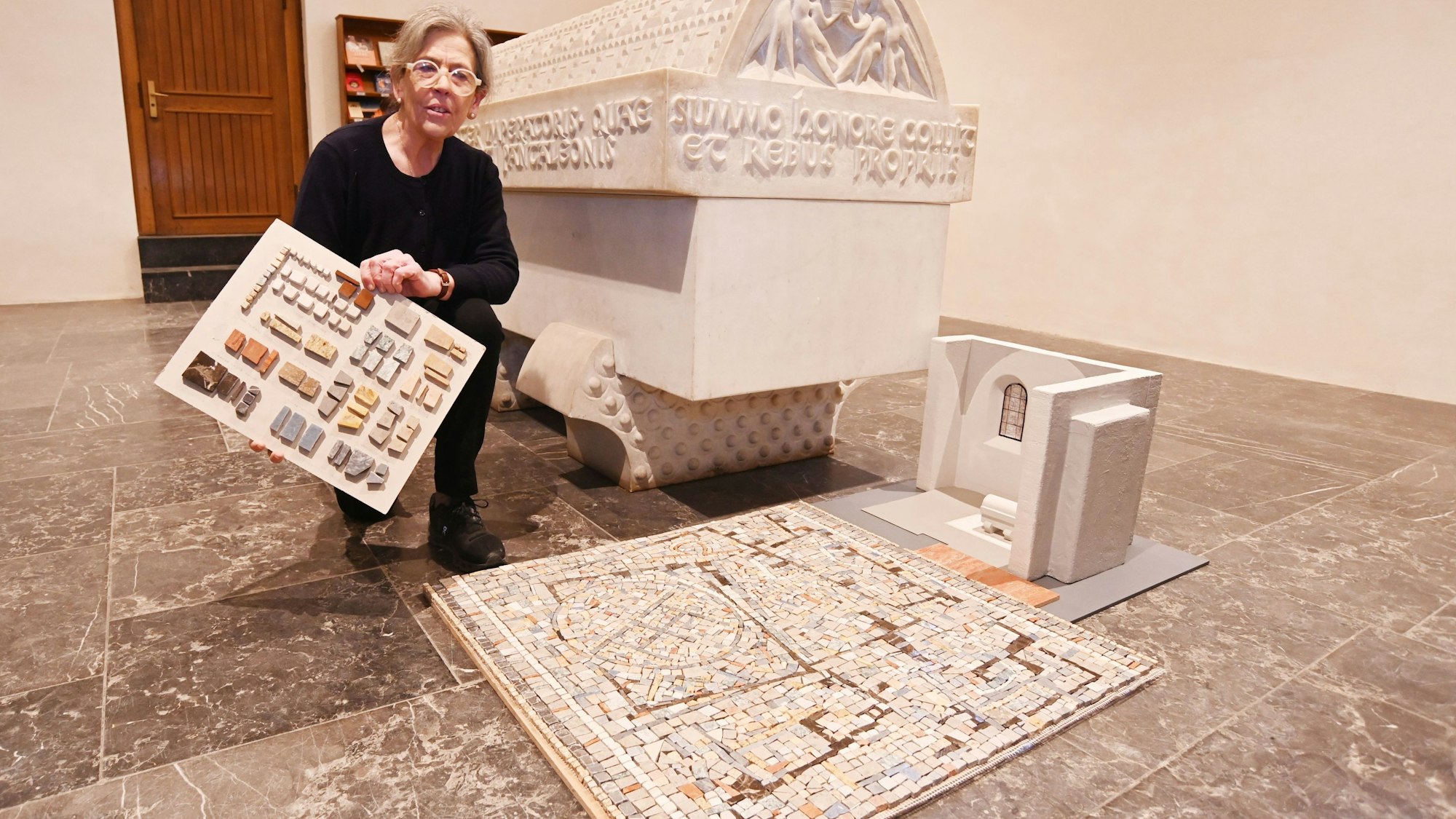 Zu sehen ist ein Bodenmosaik für die Theophanu-Kapelle in St. Pantaleon und die Künstlerin Maria Fernández Ortiz.