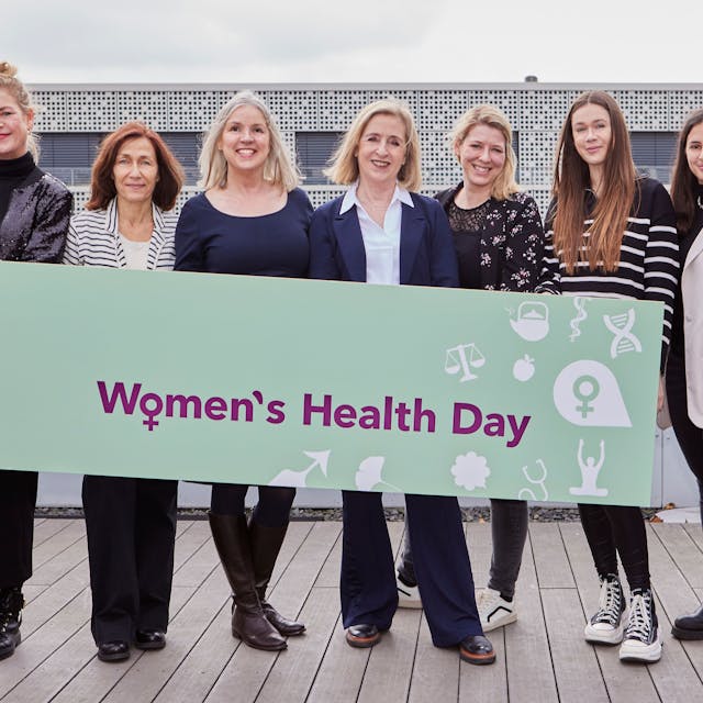 Tatkräftige Frauen bringen gemeinsam Frauengesundheit voran – auf dem 5. Women’s Health Day am 27. April 2024 in Köln (von links nach rechts: Nina Giegel, Dr. Antonie Danz, Ulrike Borchert, Dr. Angela Maas, Insa Becker, Melina Klein, Paula Maletz)