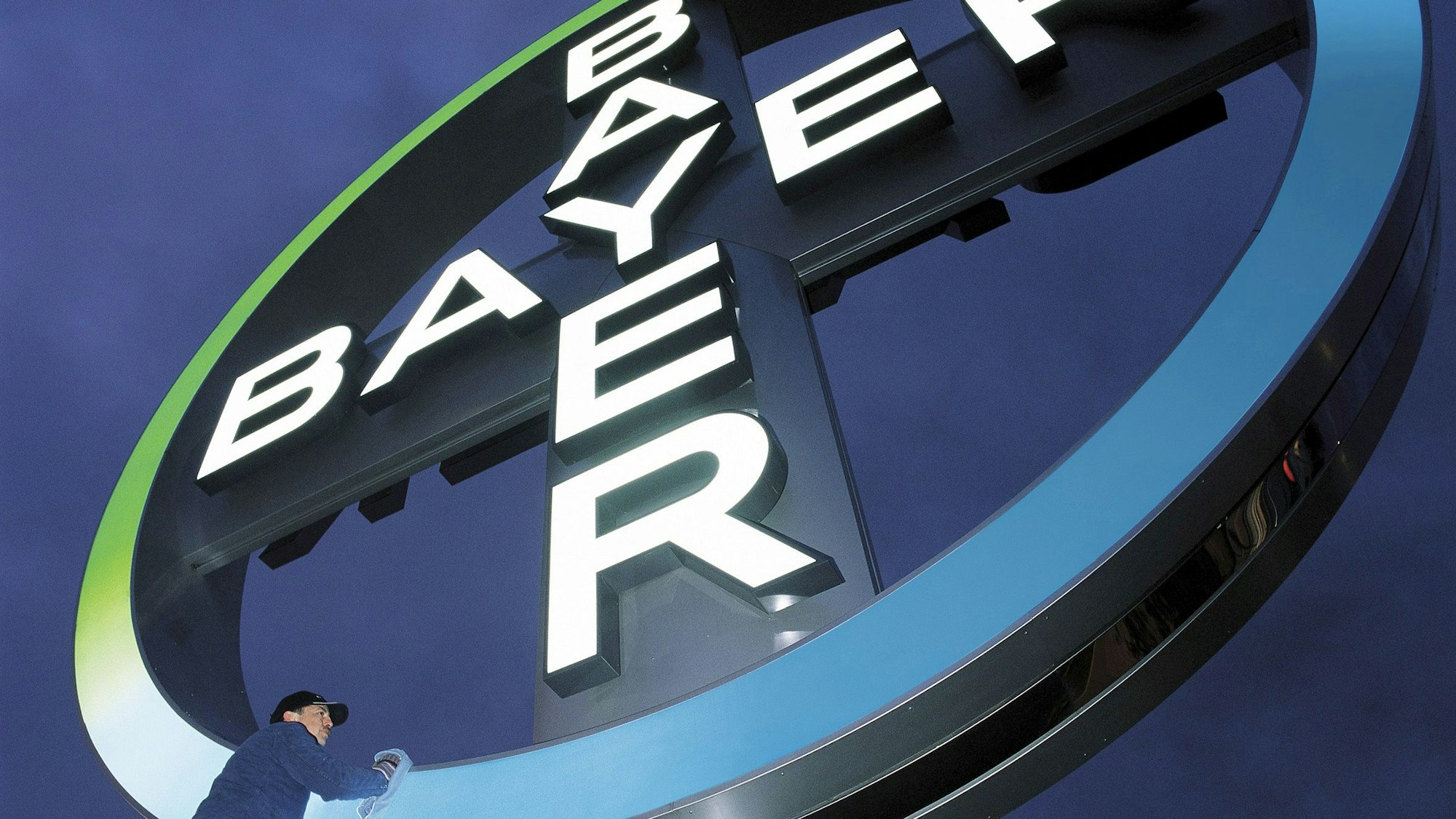 Das Bayer-Kreuz am Köln-Bonner Flughafen wird geputzt