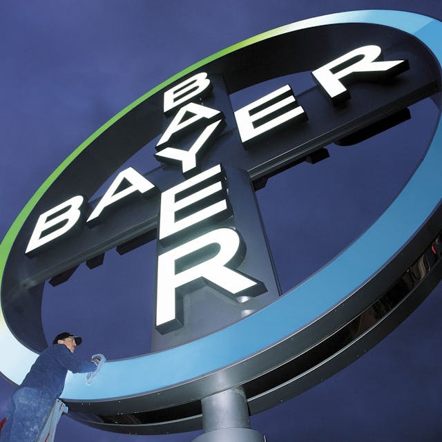 Das Bayer-Kreuz am Köln-Bonner Flughafen wird geputzt&nbsp;