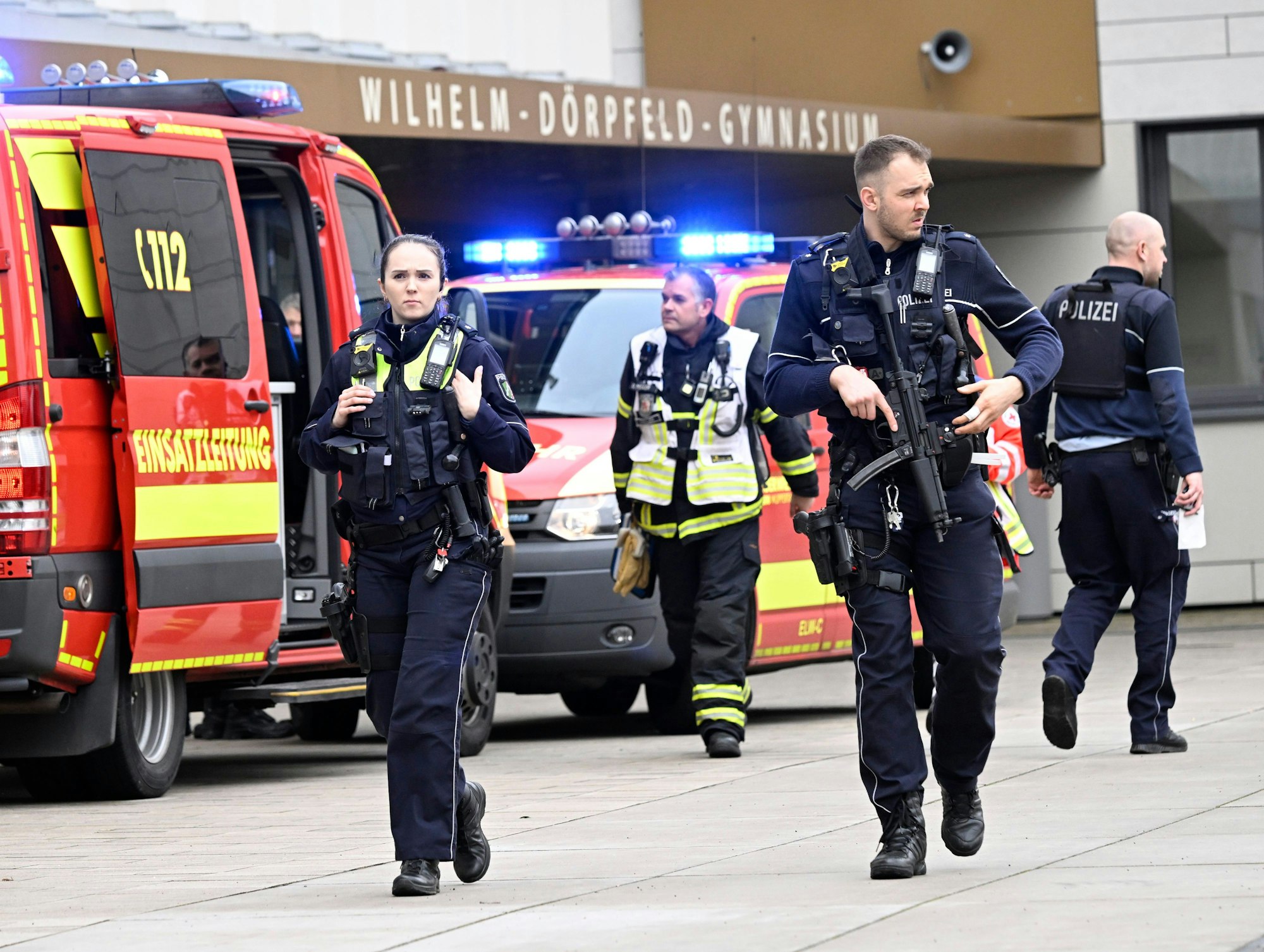 Polizei und Rettungswagen sind am Wilhelm-Dörpfeld-Gymnasium im Einsatz. In Wuppertal sind an einer Schule mehrere Schüler verletzt worden. Ein Verdächtiger sei festgenommen worden, sagte ein Polizeisprecher in Düsseldorf. Die Polizei sei mit starken Kräften vor Ort.