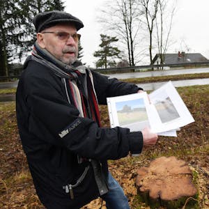 Nabu-Mann Klaus Jung dokumentiert die Gehölzarbeiten durch den Landesbetrieb Straßenbaum, hier steht er an einem Baumstumpf an der Landesstraße 324, gegenüber der Zufahrt in die Waldbröler Ortschaft Schnörringen. Unser Foto zeigt den 87-Jährigen an Ort und Stelle.