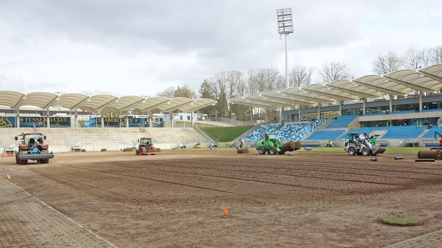 Ein neuer Rasen wird im Ludwigsparkstadion verlegt.