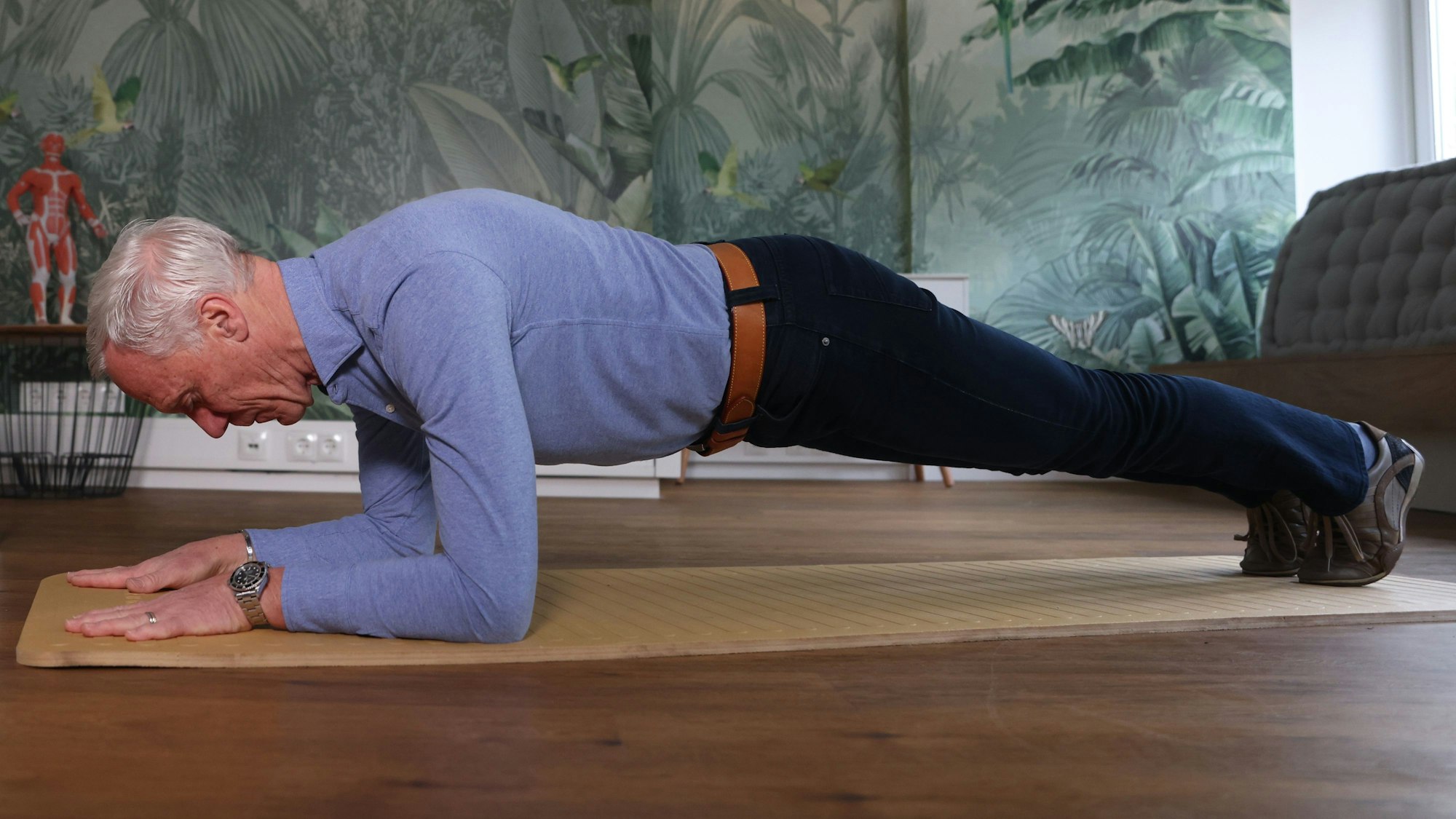 Ingo Froböse zeigt die Übung Plank.