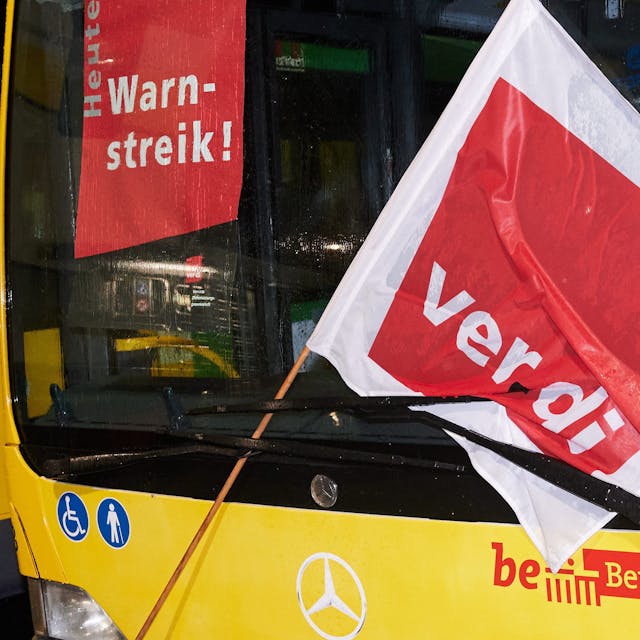 Eine Verdi-Fahne an einem Bus. Die Gewerkschaft ruft zu neuen Streiks auf. (Symbolbild)