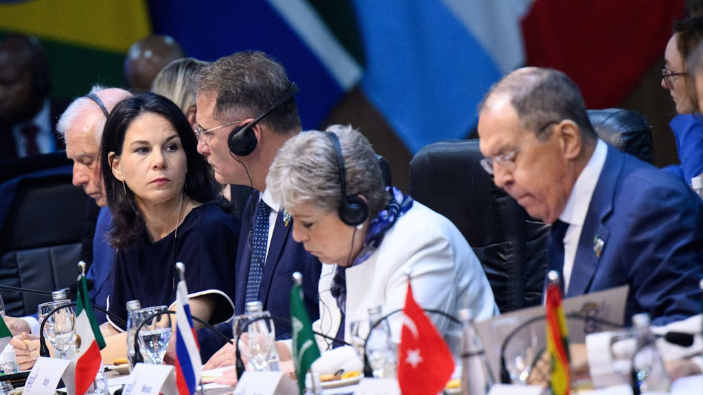 Außenministerin Annalena Baerbock (2.v.l.) sitzt nur drei Plätze neben dem russischen Außenminister Sergej Lawrow.