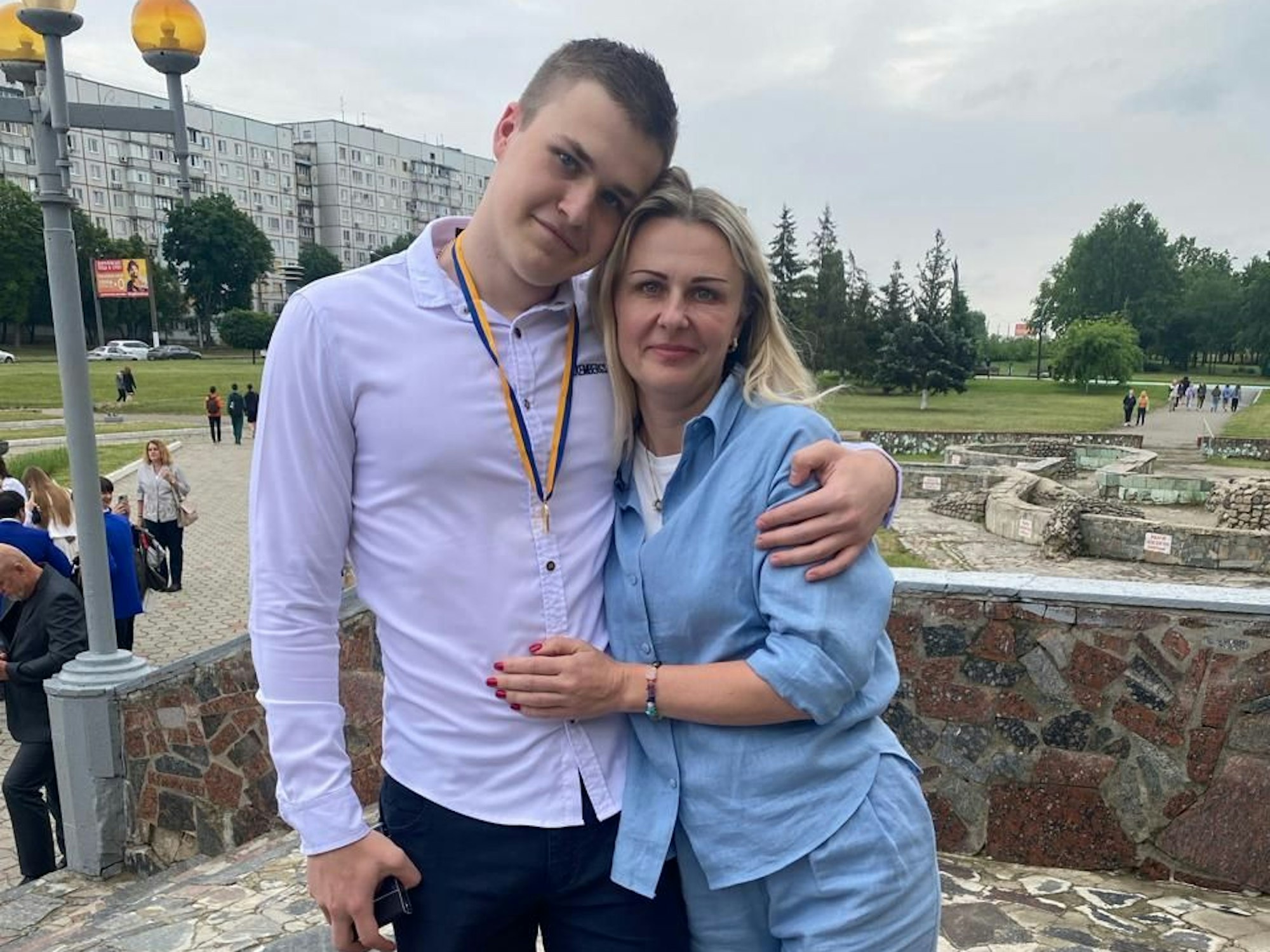 Nataliia mit ihrem Sohn in Charkiw