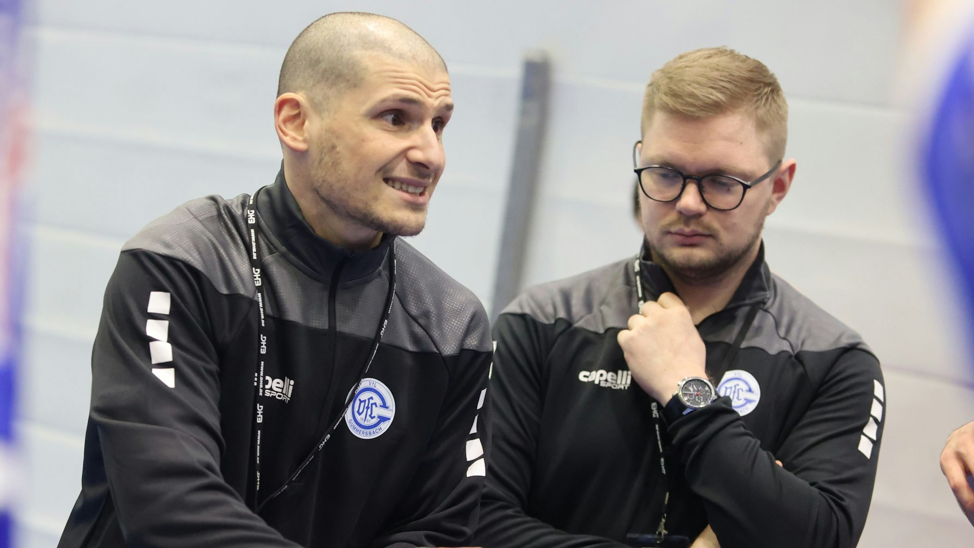 VfL-Trainer Goncalo Miranda und Jan Schwenzfeier stehen nebeneinander.