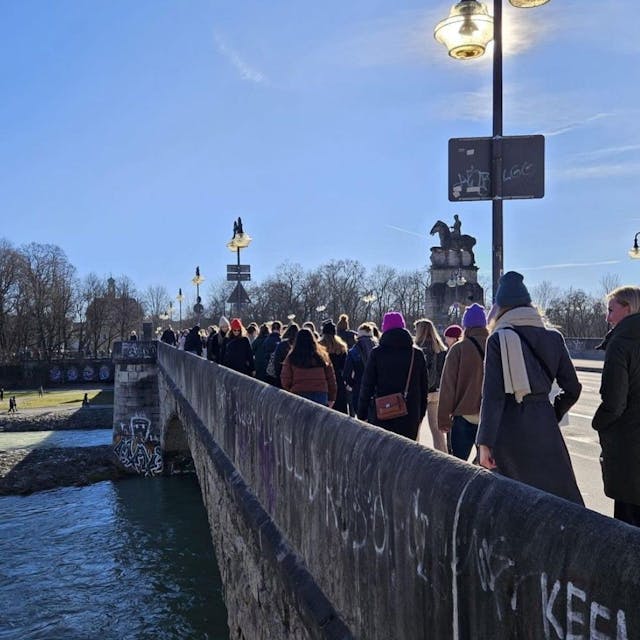 Eine Gruppe Frauen läuft über eine Brücke.