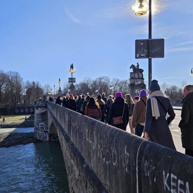 Eine Gruppe Frauen läuft über eine Brücke.
