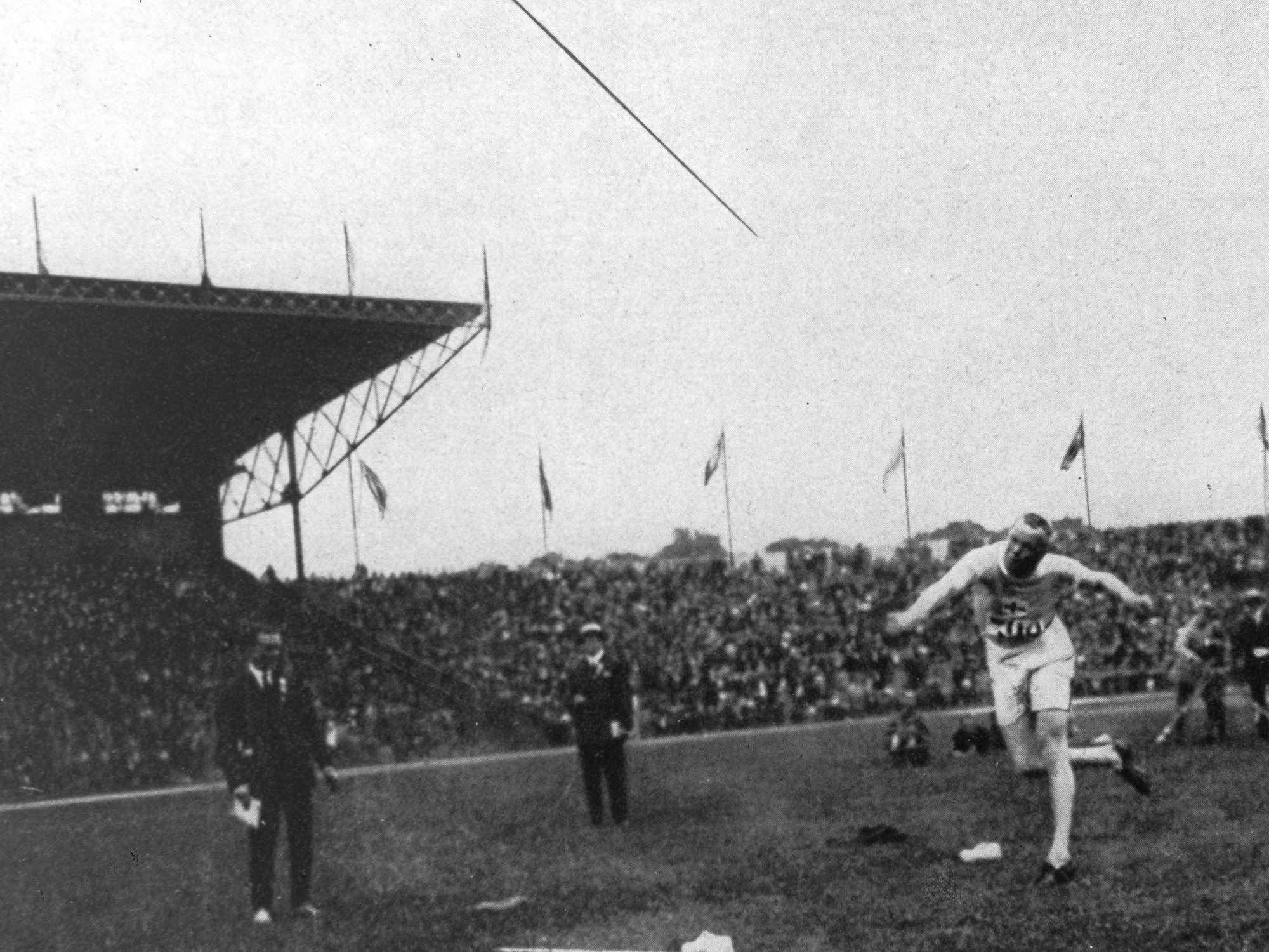 Ein Speerwerfer bei den Spielen 1924 in Paris