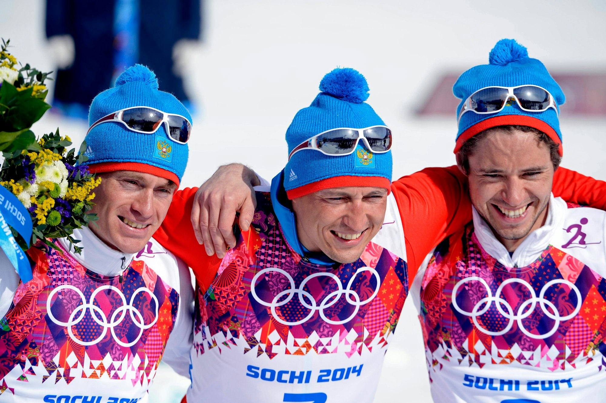Die drei russischen Medaillengewinner im 50 km-Massenstart Maxim Vylegzhanin, Alexander Legkov undIlia Chernousov posieren für ein Foto.