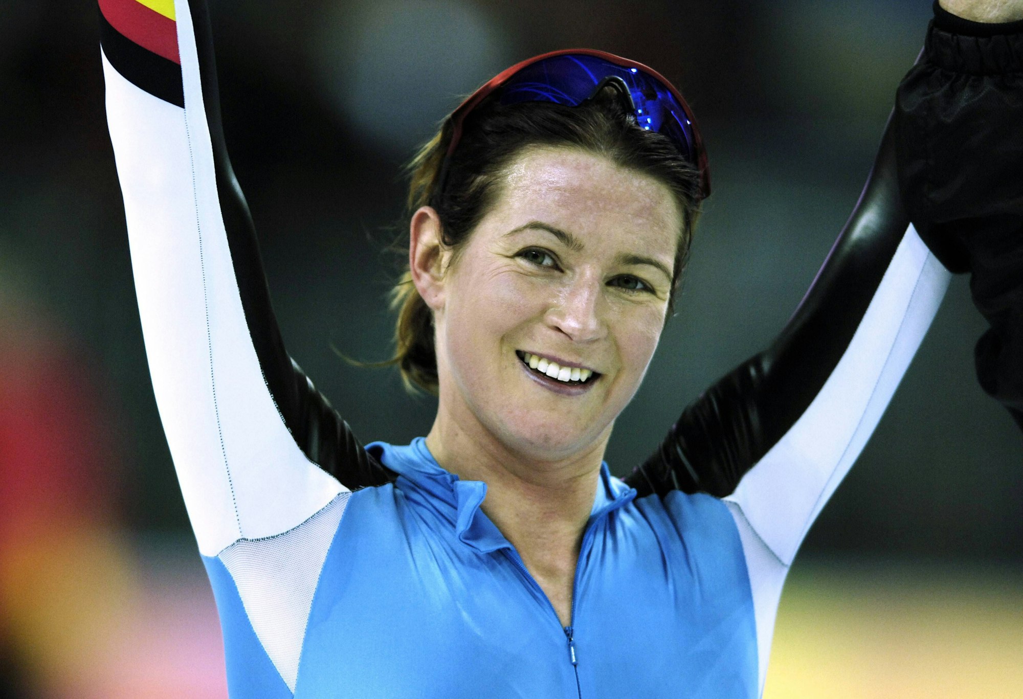 Claudia Pechstein freut sich über die Silbermedaille über 5000m bei den Olympischen Spielen 2006.