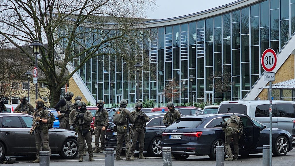 In Wuppertal sind an einer Schule mehrere Schüler verletzt worden. Ein Verdächtiger sei festgenommen worden, sagte die Polizei.
