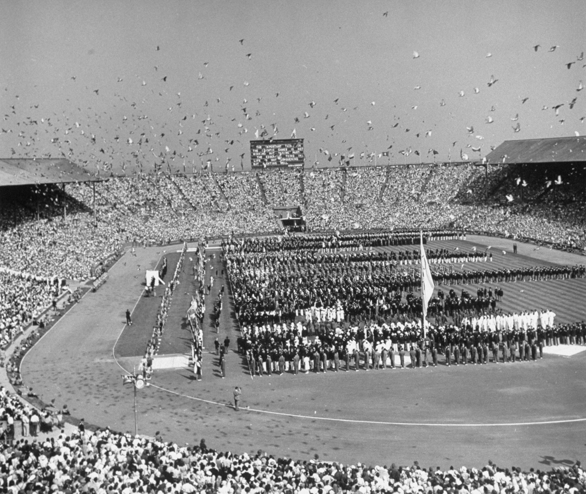 Tausende Menschen erwarten im Wembley-Stadium den Beginn der Spiele 1948