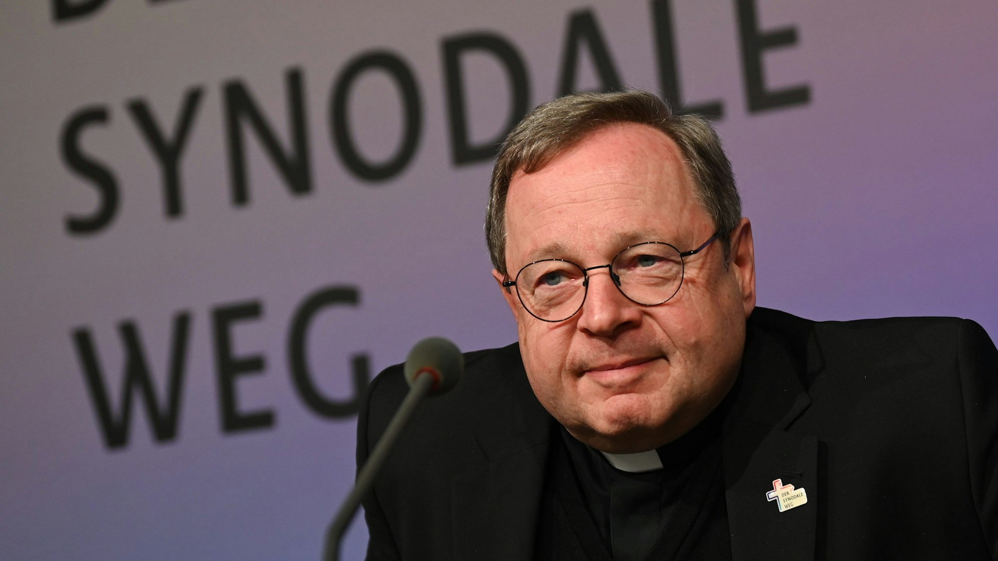 Georg Bätzing, Bischof von Limburg und Vorsitzender der Deutschen Bischofskonferenz, kommt vor Beginn der Synodalversammlung zu einer Pressekonferenz.