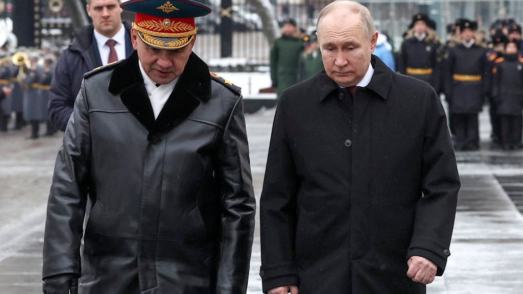 Auf diesem von der staatlichen russischen Nachrichtenagentur Sputnik via AP veröffentlichten Foto nehmen Sergej Schoigu (l.) und Wladimir Putin an einer Kranzniederlegung im Moskauer Alexandergarten teil.