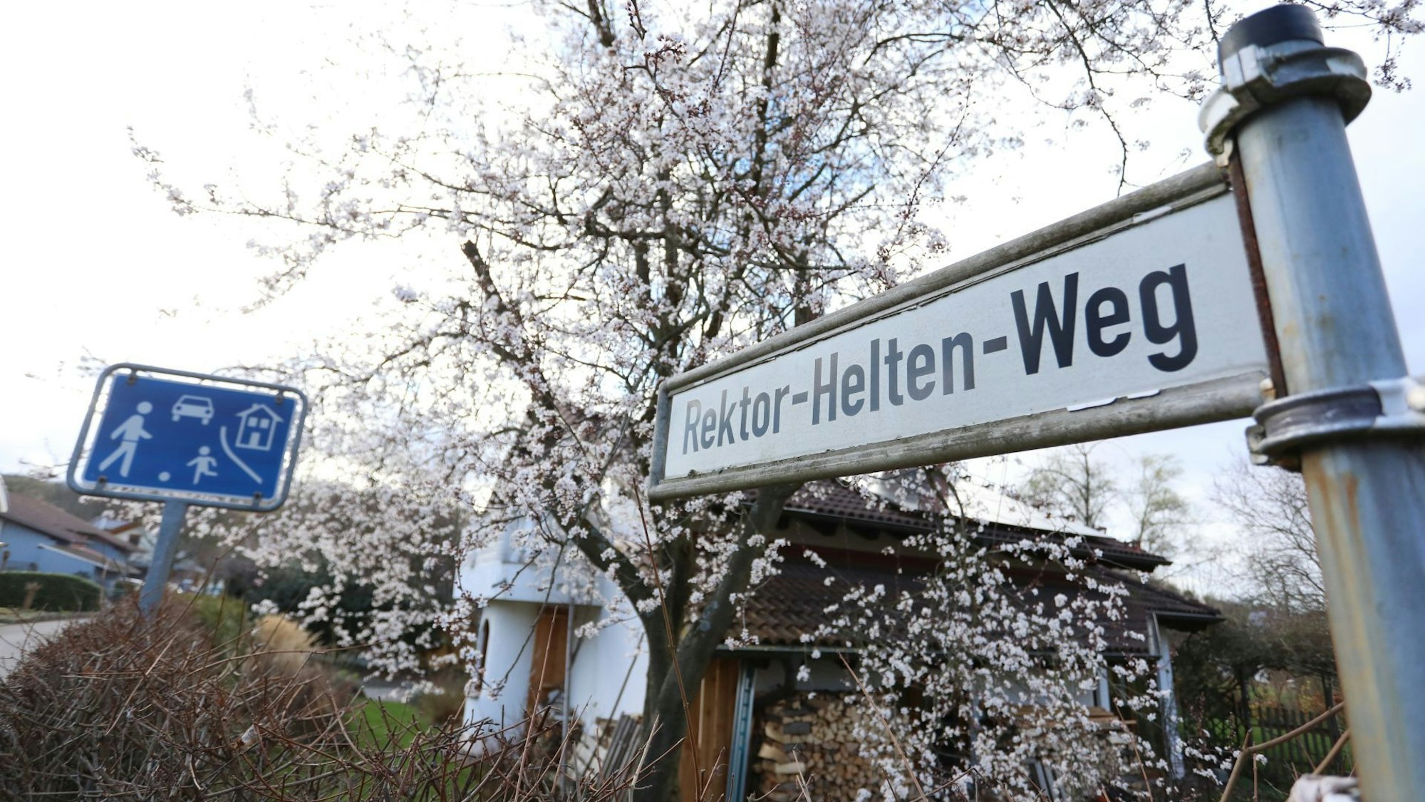 Ein Weg in Heisterbacherrott ist nach bislang Theodor Helten benannt