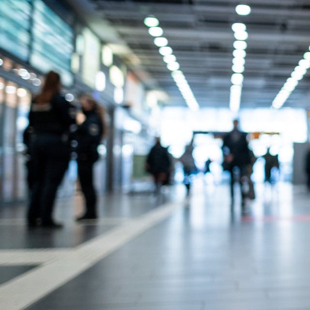 Polizei und Ordnungsamt kontrollieren am Hauptbahnhof in Essen