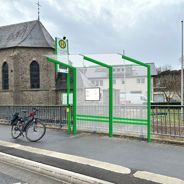 In der Fotomontage wird gezeigt, wie das Buswartehäuschen aussehen könnte. Im Hintergrund die Eicherscheider Kirche.