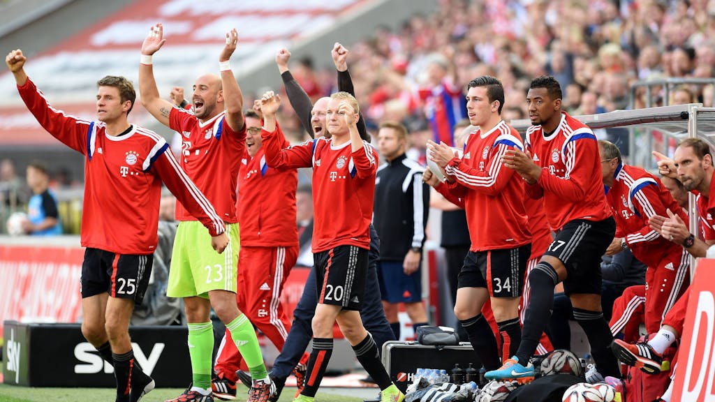 Die Ersatzspieler des FC Bayern jubeln über ein Tor in der Bundesliga.