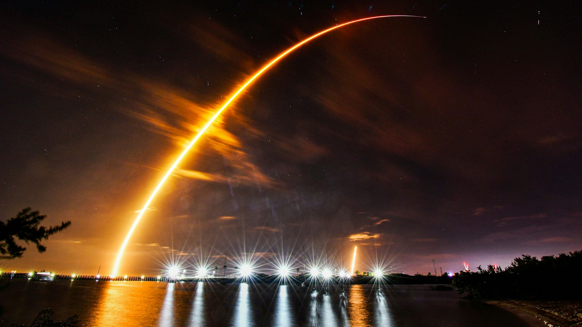 Eine SpaceX Falcon 9 Rakete hebt am frühen Donnerstag (15.02.2024) von der Rampe 39A im Kennedy Space Center in Cape Canaveral ab.